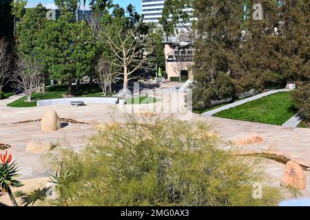 COSTA MESA, CALIFORNIA - 24 GEN 2023: Vista ad angolo alto del Giardino di Noguchi, un giardino di scultura compatto e minimalista inteso come una rappresentazione del s Foto Stock