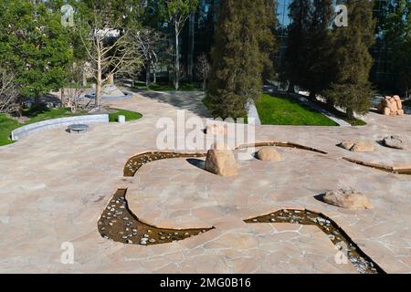 COSTA MESA, CALIFORNIA - 24 GEN 2023: Vista ad angolo alto del Giardino di Noguchi, un giardino di scultura compatto e minimalista inteso come una rappresentazione del s Foto Stock