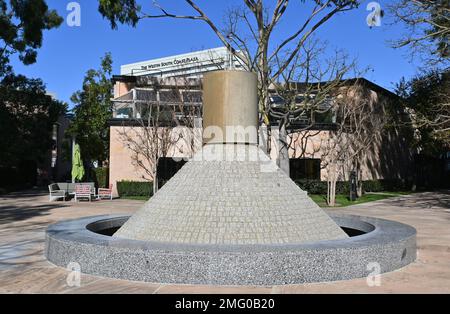 COSTA MESA, CALIFORNIA - 24 GEN 2023: Il Giardino di Noguchi, fontana di energia, la struttura di granito e acciaio incarna California Energy. Foto Stock