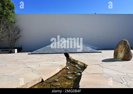 COSTA MESA, CALIFORNIA - 24 GEN 2023: Il Giardino di Noguchi, primo piano di uso di acqua, un cuneo di granito e ruscello. Foto Stock