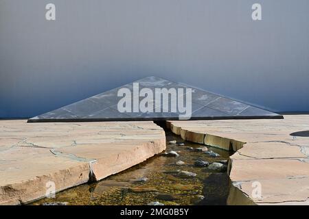 COSTA MESA, CALIFORNIA - 24 GEN 2023: Il Giardino di Noguchi, primo piano di uso di acqua, un cuneo di granito e ruscello. Foto Stock