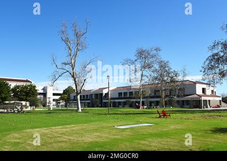 MISSIONE VIEJO, CALIFORNIA - 8 GEN 2023: Main Quad e servizi agli studenti edificio sul campus del Saddleback College. Foto Stock
