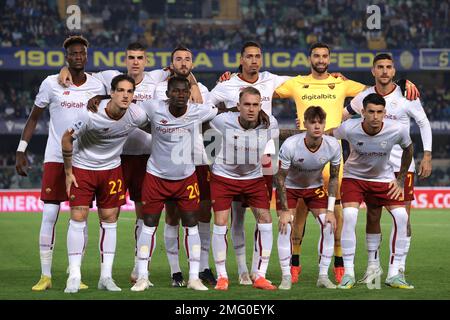 Verona, Italia, 31st ottobre 2022. L'AS Roma inizia undici schieramenti per una foto di squadra prima del calcio d'inizio, back row ( L to R ); Tammy Abraham, Gianluca Mancini, Bryan Cristante, Chris Smalling, Rui Patricio e Lorenzo Pellegrini, prima fila ( L a R ); Nicola Zaniolo, Mady Camara, Rick Karsdorp, Nicola Zalewski e Roger Ibanez, in Serie A match allo Stadio Marcantonio Bentegodi di Verona. L'immagine di credito dovrebbe essere: Jonathan Moskrop / Sportimage Foto Stock