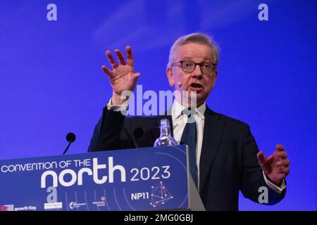 Manchester, Regno Unito. 25th Jan, 2023. Levelling Up Segretario Michael Gove MP con le mani in su alla Convenzione del Nord 2023. 25th gennaio 2023 il Segretario Levelling Up e il Segretario Shadow, il MP Michael Gove e il MP Lisa Nandy, si sono rivolti oggi alla Convention annuale del Nord a Manchester Central. Credit: GaryRobertsphotography/Alamy Live News Foto Stock