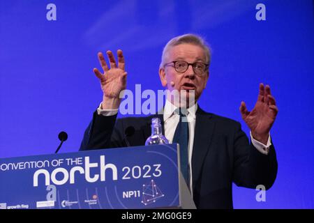 Manchester, Regno Unito. 25th Jan, 2023. Levelling Up Segretario Michael Gove MP con le mani in su alla Convenzione del Nord 2023. 25th gennaio 2023 il Segretario Levelling Up e il Segretario Shadow, il MP Michael Gove e il MP Lisa Nandy, si sono rivolti oggi alla Convention annuale del Nord a Manchester Central. Credit: GaryRobertsphotography/Alamy Live News Foto Stock