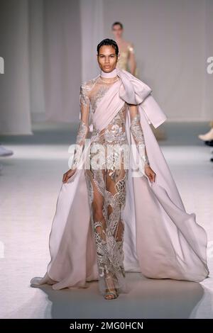 Parigi, Francia. 25th Jan, 2023. Un modello presenta una creazione di Elie Saab nell'ambito delle sue collezioni Haute Couture Primavera/Estate 2023-2024 durante la Paris Fashion Week di Parigi, in Francia, il 25 gennaio 2023. Credit: Piero Biasion/Xinhua/Alamy Live News Foto Stock