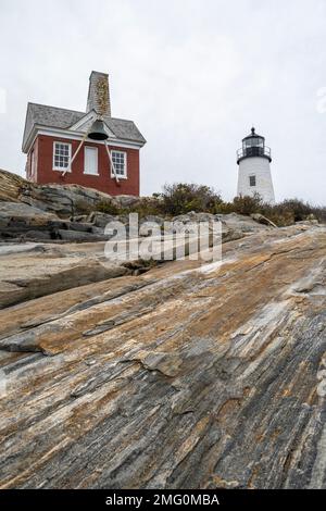 Faro di Pemaquid Point preso dalla costa rocciosa nel Maine Foto Stock