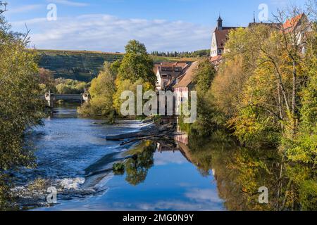 Besigheim con il suo fiume Enz, Baden-Württemberg, Germania Foto Stock