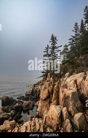 Bass Harbor Head Light è un faro situato all'interno dell'Acadia National Park, nella parte sud-occidentale di Mount Desert Island, Maine, che segna l'ingresso Foto Stock