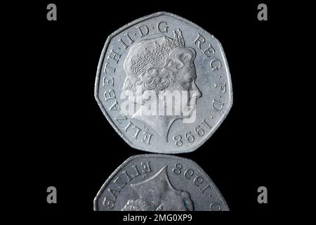 1998 50p moneta con il ritratto della regina Elisabetta II del 4th di Ian Rank-Broadley Foto Stock