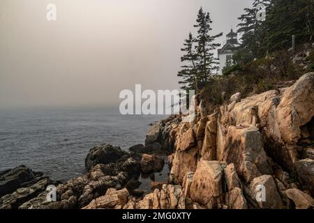 Bass Harbor Head Light è un faro situato all'interno dell'Acadia National Park, nella parte sud-occidentale di Mount Desert Island, Maine, che segna l'ingresso Foto Stock