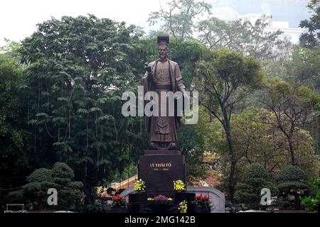 Imperatore Ly Thai a statua, scultura in bronzo, Hanoi, Hà Nội, Vietnam, Asia, patrimonio dell'umanità dell'UNESCO Foto Stock