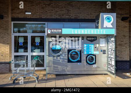 Revolution Laundrette,Revolution,Laundrette,lavatrici,lavatrici,per,uso,generale,pubblico,convenienza,conveniente,struttura,servizi,all'esterno,all'aperto,self-service,Morrisons,Supermarket,Aberystwyth,con,grande,studente,popolazione,Ovest,Galles,Welsh,Regno Unito,Gran Bretagna,GB,Europa,europea,servizi,lavanderia,giorno,aree di lavaggio,lavanderia,a volte.chore,giorni,lavanderia, Foto Stock