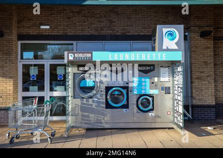 Revolution Laundrette,Revolution,Laundrette,lavatrici,lavatrici,per,uso,generale,pubblico,convenienza,conveniente,struttura,servizi,all'esterno,all'aperto,self-service,Morrisons,Supermarket,Aberystwyth,con,grande,studente,popolazione,Ovest,Galles,Welsh,Regno Unito,Gran Bretagna,GB,Europa,europea,servizi,lavanderia,giorno,aree di lavaggio,lavanderia,a volte.chore,giorni,lavanderia, Foto Stock