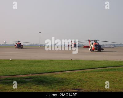Aeromobili - HH-60 Jayhawk - 26-HK-53-68. HH-60s sulla rampa. Uragano Katrina Foto Stock