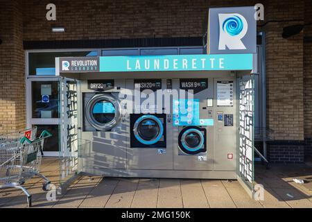 Revolution Laundrette,Revolution,Laundrette,lavatrici,lavatrici,per,uso,generale,pubblico,convenienza,conveniente,struttura,servizi,all'esterno,all'aperto,self-service,Morrisons,Supermarket,Aberystwyth,con,grande,studente,popolazione,Ovest,Galles,Welsh,Regno Unito,Gran Bretagna,GB,Europa,europea,servizi,lavanderia,giorno,aree di lavaggio,lavanderia,a volte.chore,giorni,lavanderia, Foto Stock