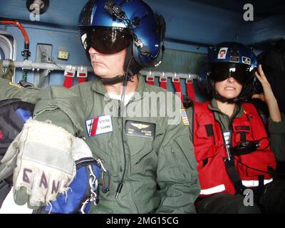 Personale della Guardia Costiera - varie - 26-HK-90-132. Membri dell'equipaggio della Guardia Costiera in aereo. Uragano Katrina Foto Stock