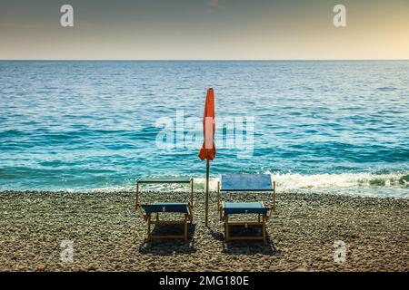 Positano spiaggia sicura con sedie e ombrellone, Costiera amalfitana, Italia Foto Stock