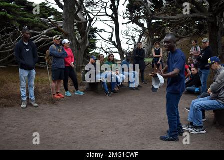 Cappellano (Capt.) Yaw Agbenu, a sinistra, 229th Cappellano di Battaglione di intelligenza militare, parla di resilienza durante un corso di difesa Lingua Istituto di Lingua straniera Centro spirituale resilienza escursione presso Point Lobos Natural Preserve, Carmel-by-the-Sea, California, 20 agosto. Foto Stock