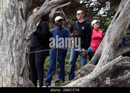 Cappellano (Capt.) Yaw Agbenu (centro a sinistra), cappellano di 229th militari di intelligence battaglione, parla con un Defense Language Institute Foreign Language Center studente durante un DLIFLC escursione spirituale resilienza a Point Lobos Natural Preserve, Carmel-by-the-Sea, Calif., 20 agosto. Foto Stock