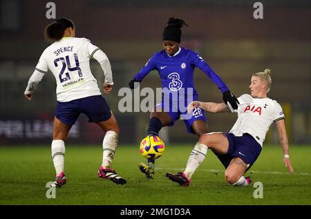 Kadeisha Buchanan di Chelsea combatte con Bethany England di Tottenham Hotspur (destra e Drew Spence durante la partita di finale della fa Women's Continental League Cup al Breyer Group Stadium, Londra. Data immagine: Mercoledì 25 gennaio 2023. Foto Stock