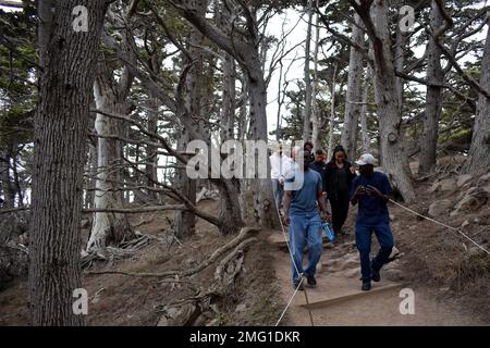 Cappellano (Capt.) Yaw Agbenu (centro a sinistra), cappellano di 229th militari di intelligence battaglione, parla con un Defense Language Institute Foreign Language Center studente durante un DLIFLC escursione spirituale resilienza a Point Lobos Natural Preserve, Carmel-by-the-Sea, Calif., 20 agosto. Foto Stock