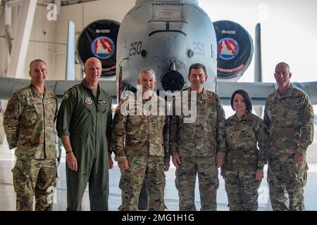 Da sinistra: USA Capo dell'aeronautica Sgt. James Tritle, capo di comando, 124th Fighter Wing, col. Chad Kornberg, comandante, 124th Fighter Wing, Gen. Maggiore Michael Garshak, generale aggiunto, Guardia Nazionale Idaho, Gen. Lt. Michael Loh, direttore, Guardia Nazionale aerea, Capo di comando Sgt. Kelly Bongiovi, consulente senior arruolato, Idaho Air National Guard (IDANG), e Brig. Il generale Tim Donnellan, assistente generale-Air, IDANG, posa tutti per una foto a Gowen Field, Boise, Idaho, 20 agosto 2022. I leader erano davanti a un A-10 Thunderbolt II della 124th Fighter Wing dopo un IDANG all-ca Foto Stock