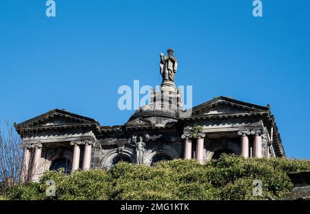 John Knox Monument e una cripta presso il cimitero vittoriano della necropoli di Glasgow nel centro di Glasgow, Scozia. Foto Stock