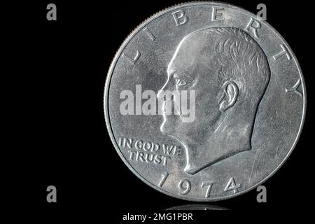 L'obverse di una moneta da $1 dollari degli Stati Uniti emessa in 1974.IT caratterizza il presidente Eisenhower con la parola 'liberta' e la frase 'in Dio ci fidiamo' Foto Stock