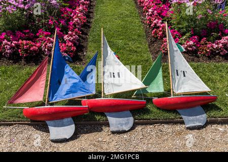 Barche giocattolo d'epoca nei Giardini del Lussemburgo, Parigi, Francia Foto Stock