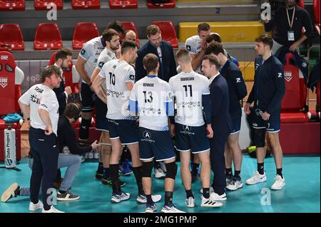 Civitanova Marche, Italia. 25th Jan, 2023. Time out of the Knack Roeselare team durante Cucine Lube Civitanova vs Knack Roeselare, partita di pallavolo CEV Champions League a Civitanova Marche, Italia, gennaio 25 2023 Credit: Independent Photo Agency/Alamy Live News Foto Stock