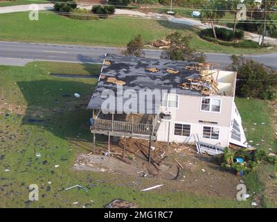 Conseguenze - varie - aeree - 26-HK-49-157. vista aerea della casa parte mancante del tetto e della facciata. Uragano Katrina Foto Stock