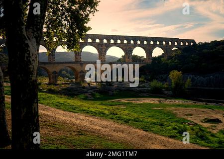 Il Pont du Gard è un acquedotto romano situato nel sud della Francia nel comune di Vers-Pont-du-Gard nel dipartimento del Gard Foto Stock
