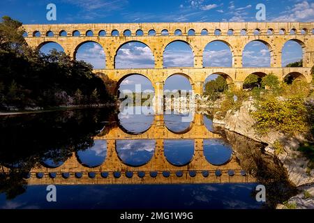 Il Pont du Gard è un acquedotto romano situato nel sud della Francia nel comune di Vers-Pont-du-Gard nel dipartimento del Gard Foto Stock