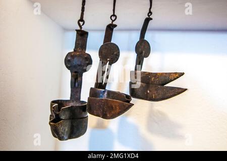 Lampade antiche in ferro ad olio. Stile country. Messa a fuoco selettiva Foto Stock