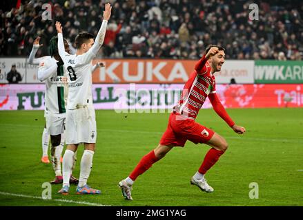 Augusta, Germania. 25th Jan, 2023. Calcio: Bundesliga, FC Augsburg - Bor. Mönchengladbach, il giorno 17, WWK Arena. Dion Beljo di Augsburg festeggia dopo il suo 1:0° obiettivo. Credit: Peter Kneffel/dpa - NOTA IMPORTANTE: In conformità ai requisiti della DFL Deutsche Fußball Liga e del DFB Deutscher Fußball-Bund, è vietato utilizzare o utilizzare fotografie scattate nello stadio e/o della partita sotto forma di sequenze di immagini e/o serie di foto simili a video./dpa/Alamy Live News Foto Stock