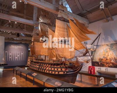 Modello in scala di HMS Victory, ammiraglia dell'ammiraglio Nelson lanciato nel 1765, Historic Dockyard Chatham, Kent, Regno Unito. Foto Stock