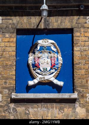 Emblema HMS Chatham sopra la porta d'ingresso agli uffici dell'ammiraglio, storico cantiere navale Chatham, Kent, Regno Unito. Foto Stock