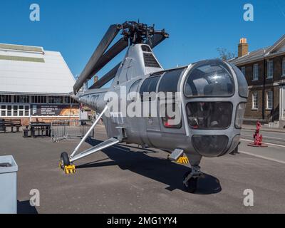 Un elicottero Westland Dragonfly WG751 (1952), Historic Dockyard Chatham, Kent, UK. Foto Stock