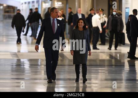 Janno Lieber, Presidente e CEO della MTA, e il Governatore Kathy Hochul, cavalcano le Long Island Rail Roads (LIRR), il primo treno in assoluto 'Grand Central Direct' per Grand Cent Foto Stock