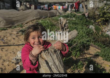 25 gennaio 2023, Città di Gaza, striscia di Gaza, Palestina: Una ragazza palestinese gioca di fronte alla loro casa in un quartiere povero nella città di Beit Lahiya, nella parte settentrionale della striscia di Gaza, uno dei quartieri più trascurati di Gaza, dove le famiglie difficilmente possono trovare qualcosa da mangiare. (Credit Image: © Mahmoud Issa/Quds Net News via ZUMA Press Wire) SOLO PER USO EDITORIALE! Non per USO commerciale! Foto Stock