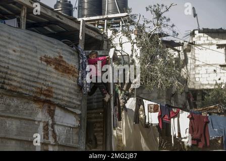 25 gennaio 2023, Città di Gaza, striscia di Gaza, Palestina: Una ragazza palestinese gioca di fronte alla loro casa in un quartiere povero nella città di Beit Lahiya, nella parte settentrionale della striscia di Gaza, uno dei quartieri più trascurati di Gaza, dove le famiglie difficilmente possono trovare qualcosa da mangiare. (Credit Image: © Mahmoud Issa/Quds Net News via ZUMA Press Wire) SOLO PER USO EDITORIALE! Non per USO commerciale! Foto Stock