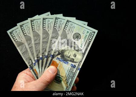 Hand holding US one hundred dollar bills Foto Stock