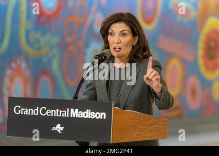 Il governatore Hochul esprime le sue osservazioni dopo essere arrivato a Grand Central Madison a New York su un treno inaugurale il 25 gennaio 2023 Foto Stock