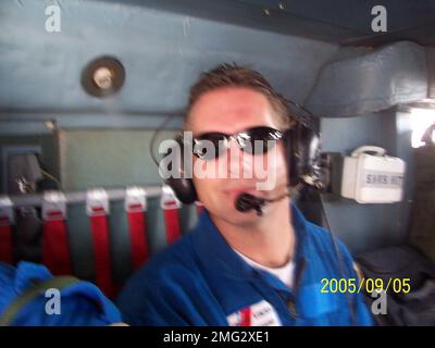 Guardia costiera sui danni delle scene - 26-HK-82-41. CG su danni scena --Coast Guardsman in volo, datato 9 5 2005. Uragano Katrina Foto Stock