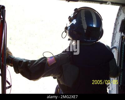 Guardia costiera sui danni delle scene - 26-HK-82-40. CG su danni scena--guardatore della costa in porta di aereo, datato 9 5 2005. Uragano Katrina Foto Stock