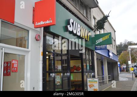 20th novembre 2022, Swansea, Galles, Regno Unito. Uscita della metropolitana vicino a Ladbrokes e Halifax su Union Street. Foto Stock