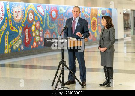 New York, Stati Uniti. 25th Jan, 2023. Il Presidente e CEO di MTA Janno Lieber parla al Governatore Hochul, pronunciandosi dopo essere arrivato a Grand Central Madison a New York su un treno inaugurale il 25 gennaio 2023. La stazione Grand Central Madison è collegata al Grand Central Terminal e Long Island Rail Road è ora collegata alla Metro-North. Il treno inaugurale parte dalla stazione Jamaica in 21 minuti. (Foto di Lev Radin/Sipa USA) Credit: Sipa USA/Alamy Live News Foto Stock