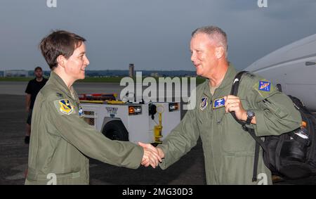 Julie Gaulin, vice comandante di 374th Airlift Wing, scuote le mani con il Gen. James Jacobson, vice comandante delle forze aeree del Pacifico, al suo arrivo alla base aerea di Yokota, Giappone, 20 agosto 2022. Durante la visita, Jacobson ha ricevuto un aggiornamento sui progetti attuali, sulle esercitazioni future e sulla preparazione, con particolare attenzione alle forze assegnate a Yokota. Foto Stock