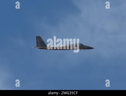 Un paio di F-15Cs, assegnato alla base della Guardia Nazionale aerea dell'Oregon 142nd Wing, Portland Air National Guard, eseguono diversi flybys all'Oregon International Airshow di McMinnville, Ore., 20 agosto 2022. La Guardia Nazionale dell'Oregon Air gestisce due ali di volo, una co-situata presso l'aeroporto internazionale di Portland, e la 173rd Fighter Wing, un'unità di addestramento F-15, si trova a Klamath Falls. Foto Stock